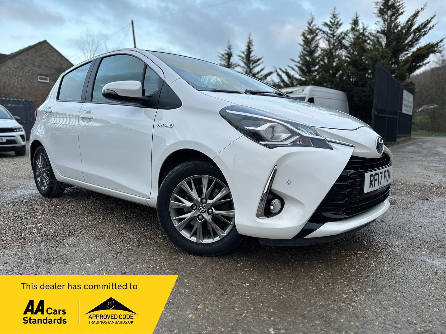 2017 Toyota Toyota Yaris 1.5 VVT-h Icon Tech E-CVT Euro 6 (s/s) 5dr Hybrid, low mileage photo